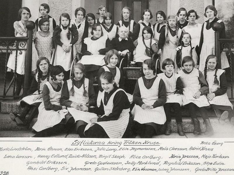 Syflickorna kring fröken Kruse 1928.