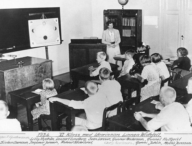 Lärarinnan Linnea Widhfelt med klass 6 1936.