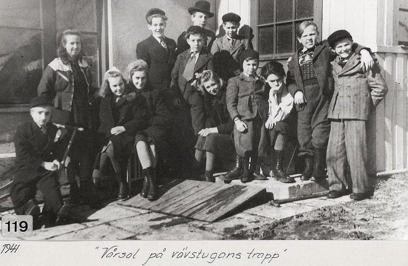 Vårsol på vävstugans trapp 1941.