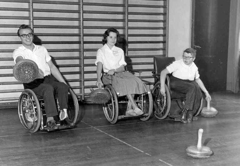 Curlingträning i samlingssalen.