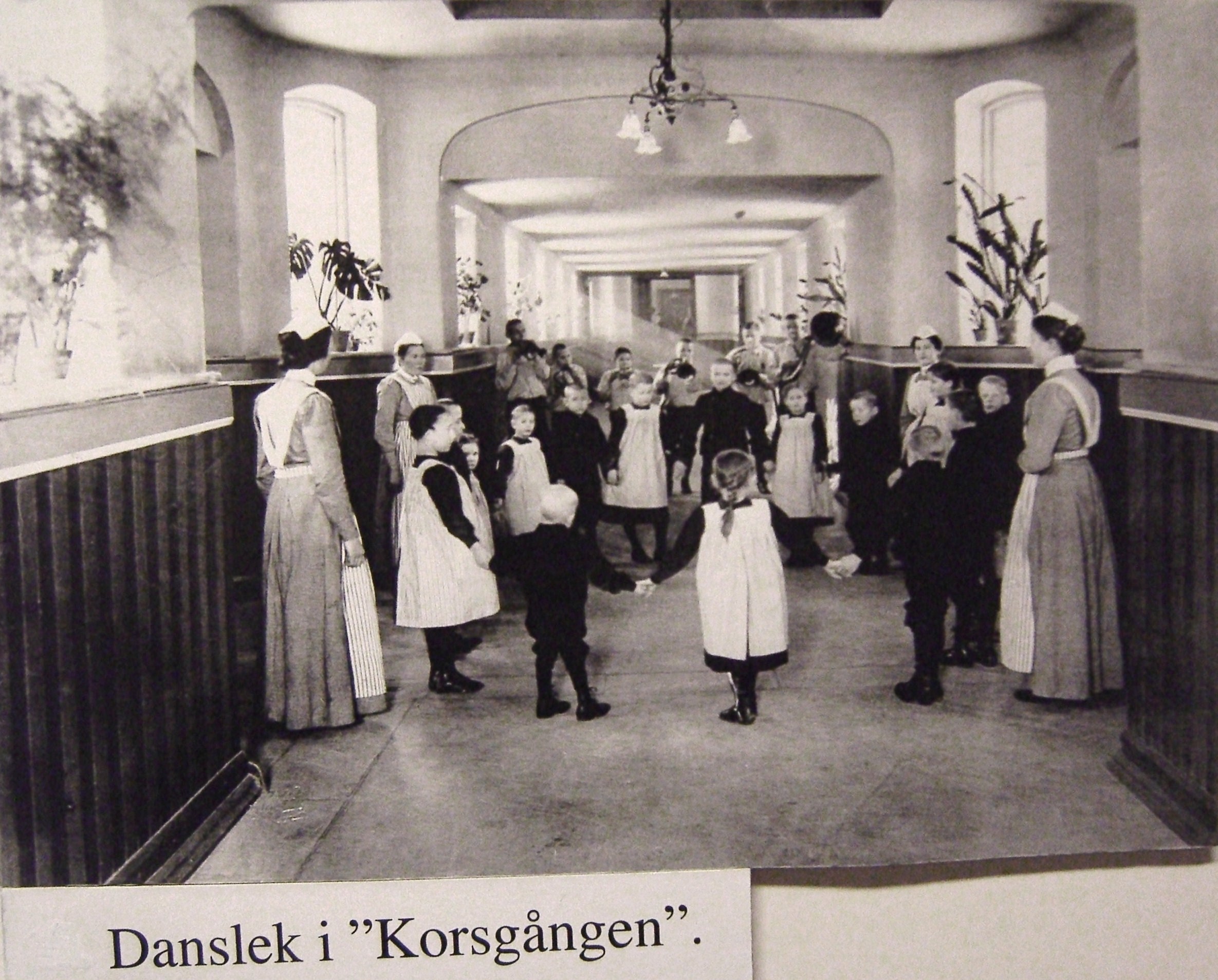 Danslek i "Korsgången".