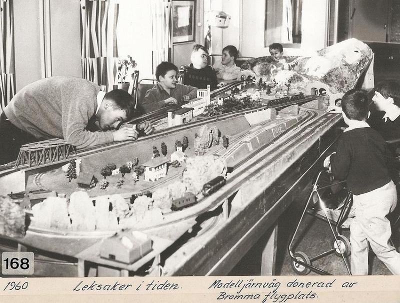 Lek med modelljärnväg 1960.