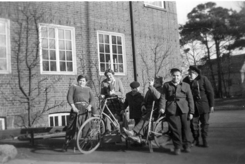 Gruppbild med cykelvagn 1955