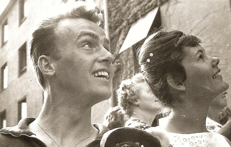 Vad tittar Jan Cederholm och Solveig Bermsjö på?