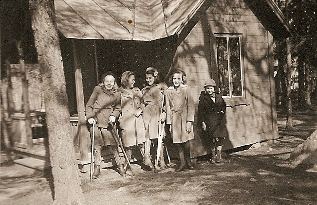 Flickor vid lekstugan (40-talet).