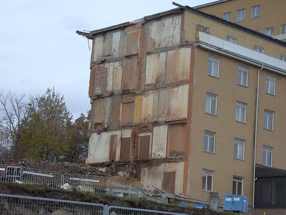 Rivningen av Norrbackas flygel okt. 2010.