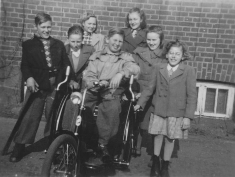 Grupp med cykelvagn slutet av 1940-talet