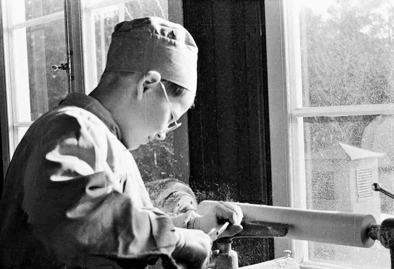 Göran svarvar i trä.