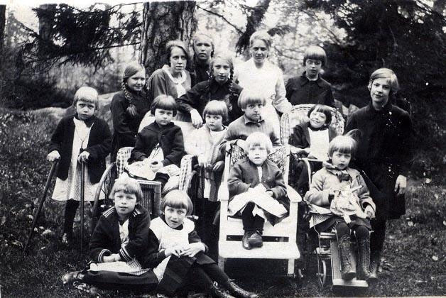 Grupp med flickor 1930-tal Grupp med flickor 1930-tal