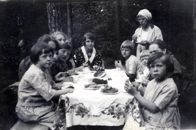 Vid kaffebordet omkring 1932