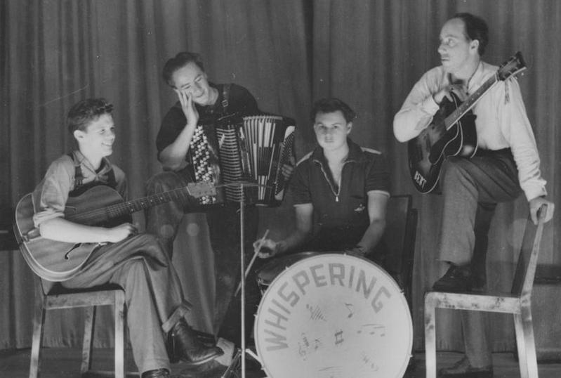 Norrbackas orkester "Whispering".