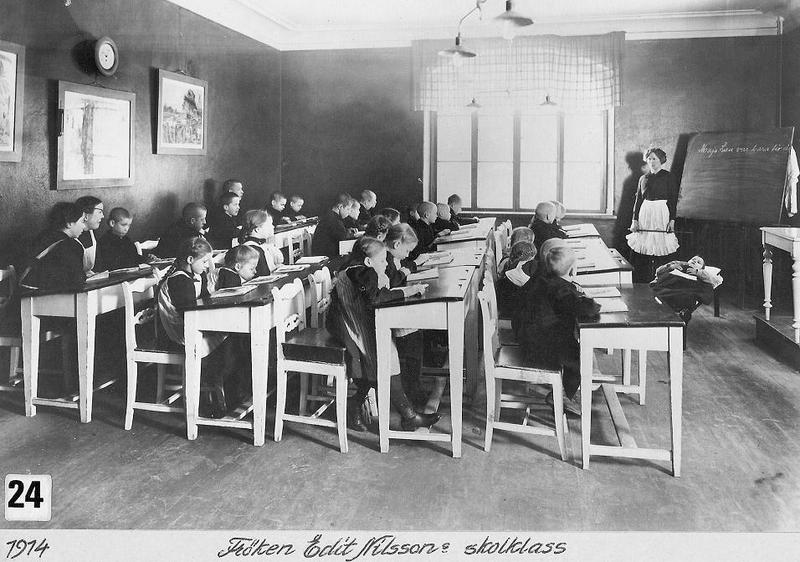 Fröken Edit Nilssons skolklass 1914.