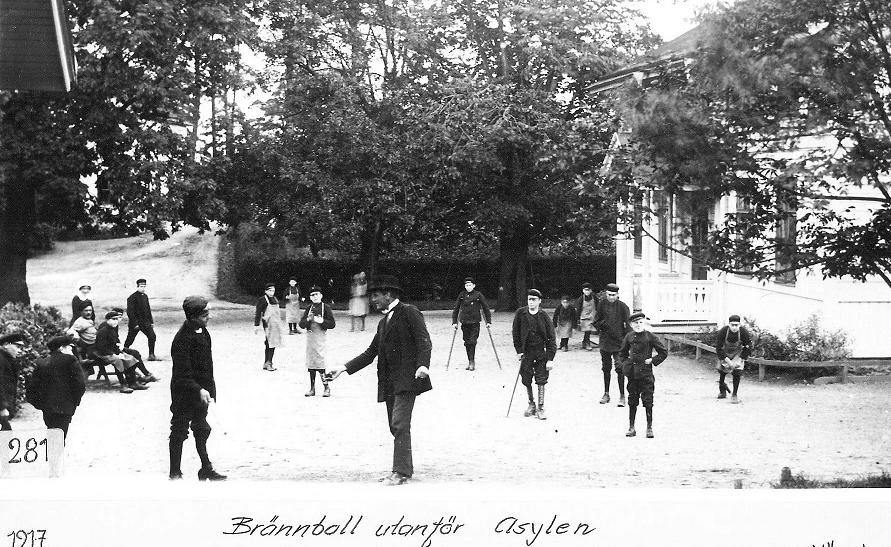 Brännboll utanför Asylen 1917.