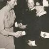 Drottning Louise delar ut medalj 1954.