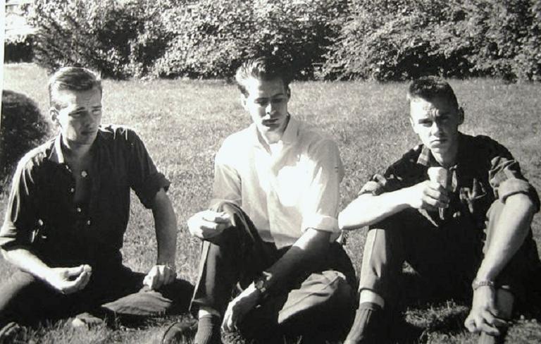 Tre elever i gröngräset.