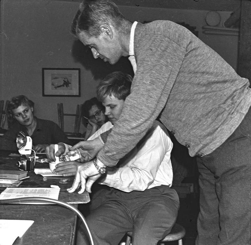 Läraren Björn Ståludd undervisar 1958.